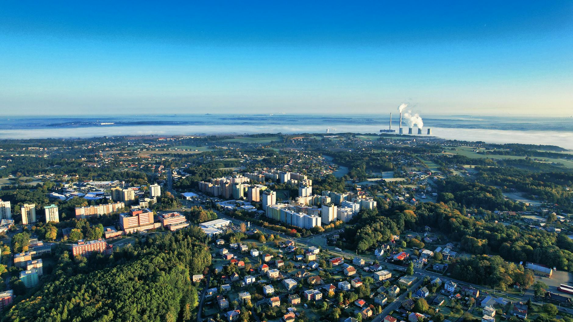 Mapa zanieczyszczenia powietrza w Jarosławiu z zaznaczonymi punktami pomiarowymi i ikonami informującymi o jakości powietrza