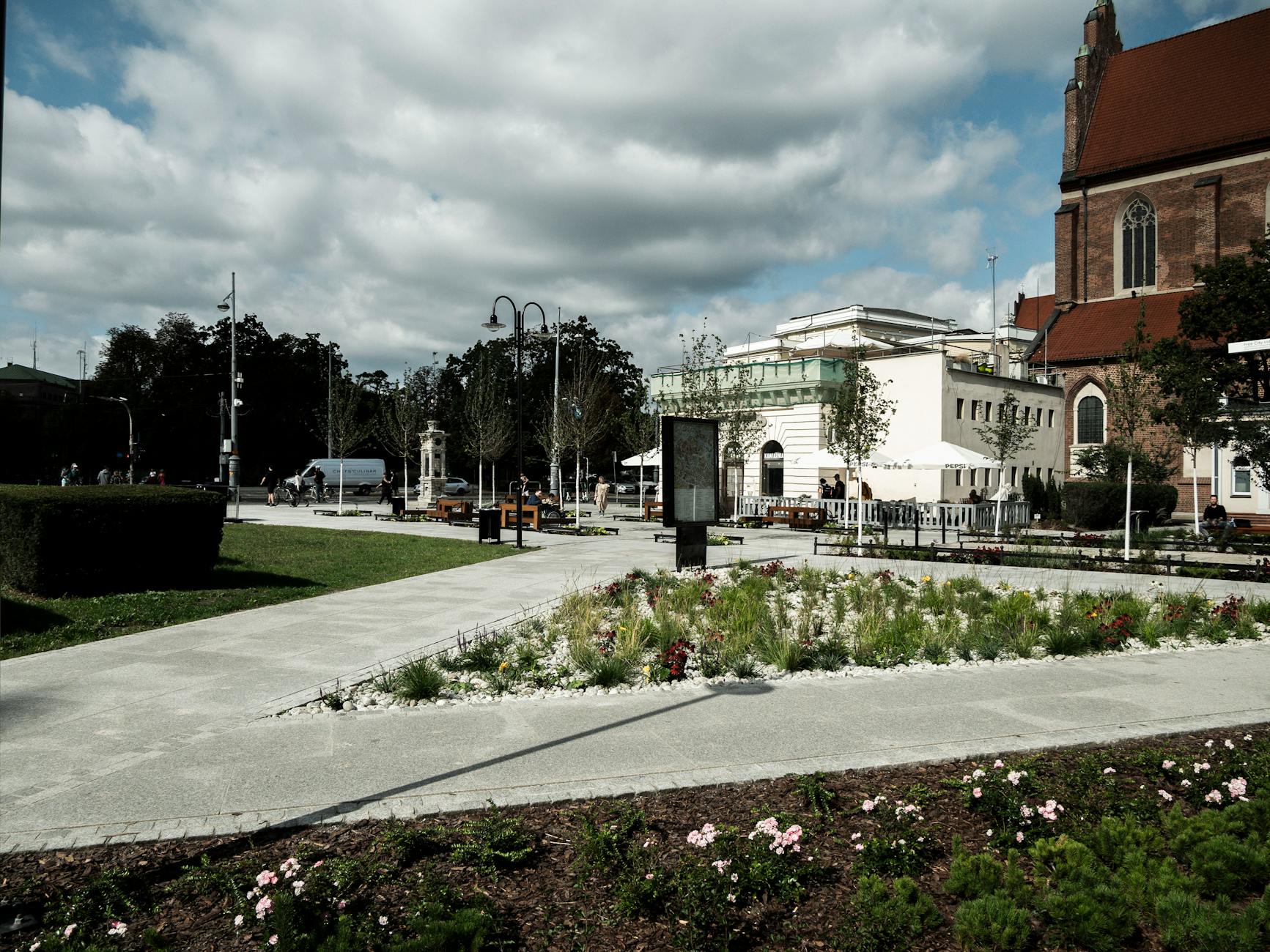 Grupa ludzi podczas targów pracy w Jarosławiu, szukających informacji o zatrudnieniu.