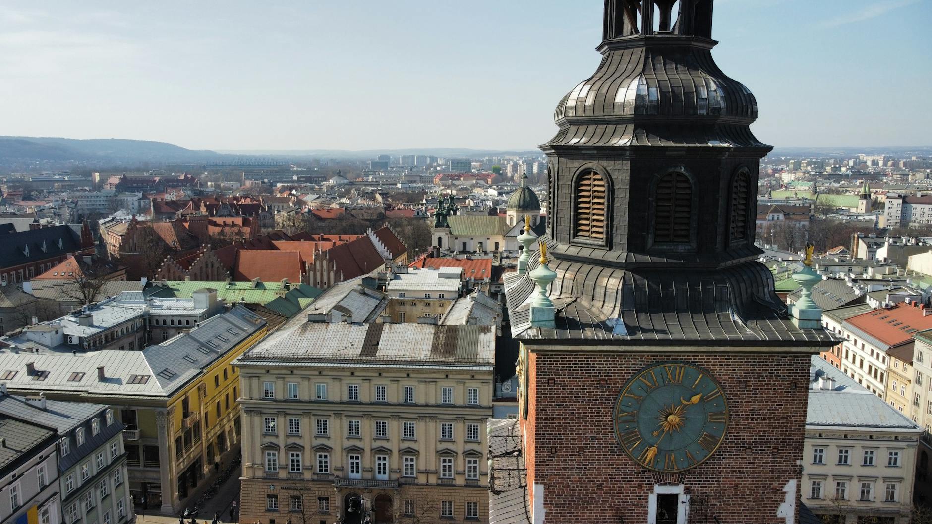 Prezes Wisły Kraków Jarosław Królewski podczas przemówienia do kibiców, wyrażający emocje związane z przyszłością klubu w Ekstraklasie.